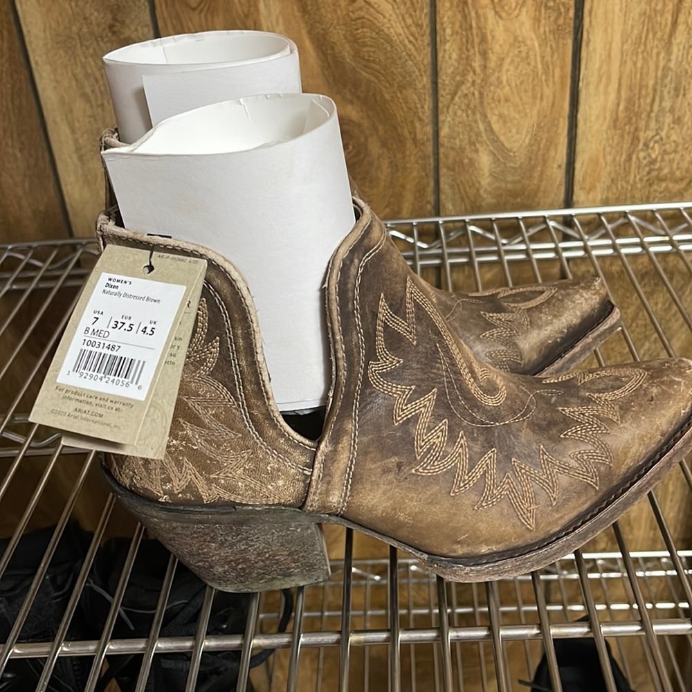Brand new Ariat women’s distressed Dixon brown boot size 7